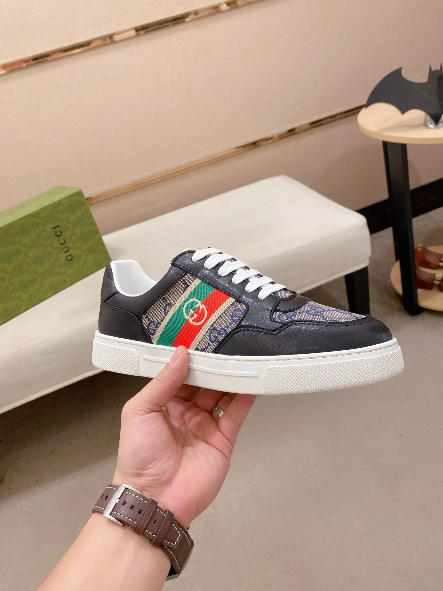 Men's shoes💰 440💰The new GUCCI (Gucci) counters are launched simultaneously. The new men's shoes, 😘fabrics are selected from imported cowhide, and the lining is sheepskin lining. 👍🏿 High-end ☄️ air-cushion molded anti-slip rubber outsole, exquisite lines, simple and elegant, comfortable and high-end for leisure travel. Code number: 38 to 44 (45 can be customized and cannot be returned or exchanged)